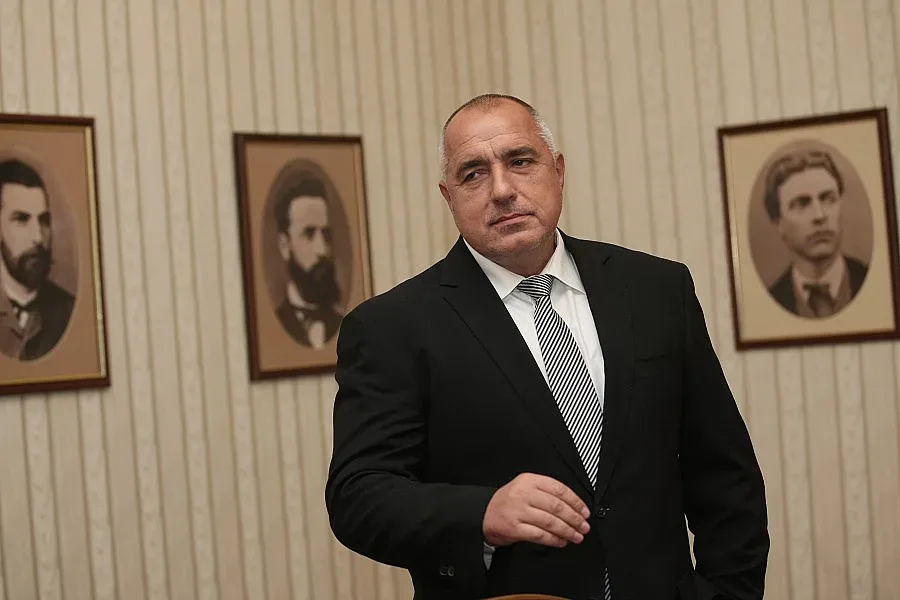 Новото правителство поема властта