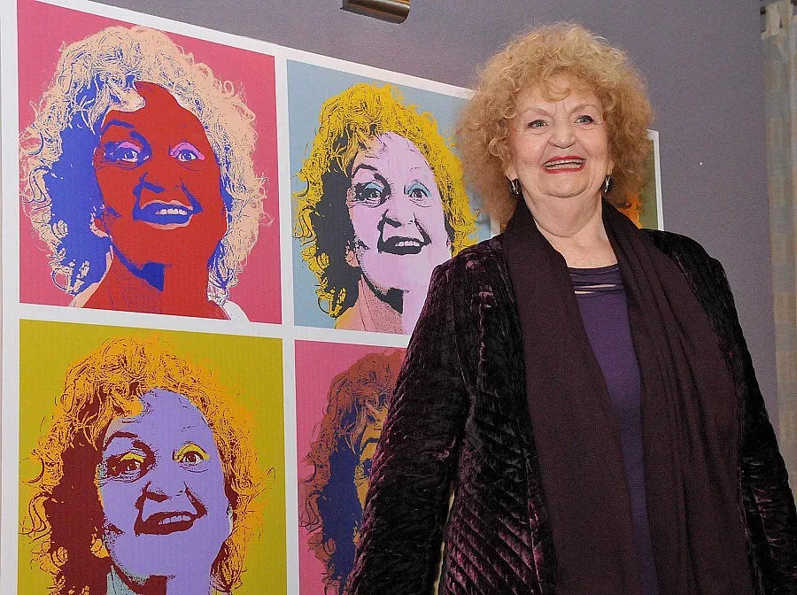 Отпускат по 700 лв на месец за 15 творци