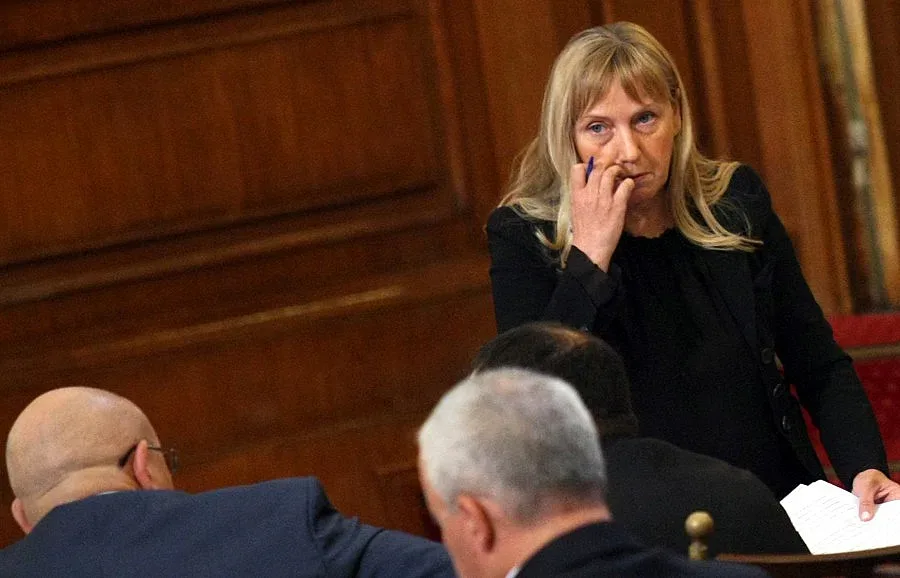 Елена Йончева подхвана Узунов за оградата
