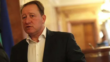 В армията не достигат над 5000 души