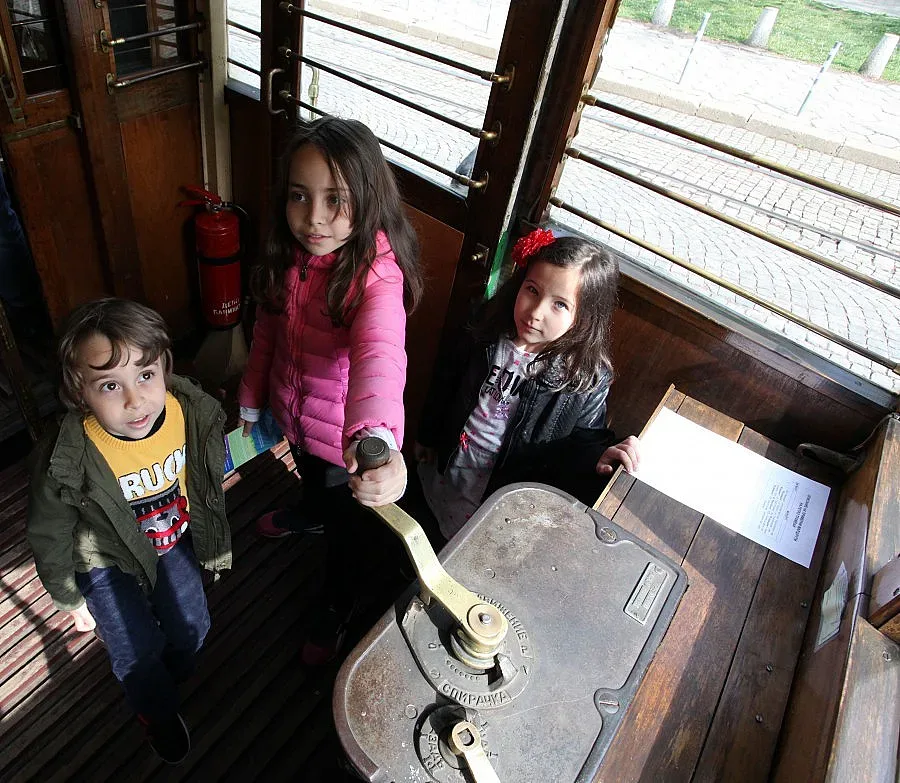 Агитират софиянци с ретро трамвай да ползват обществен транспорт 