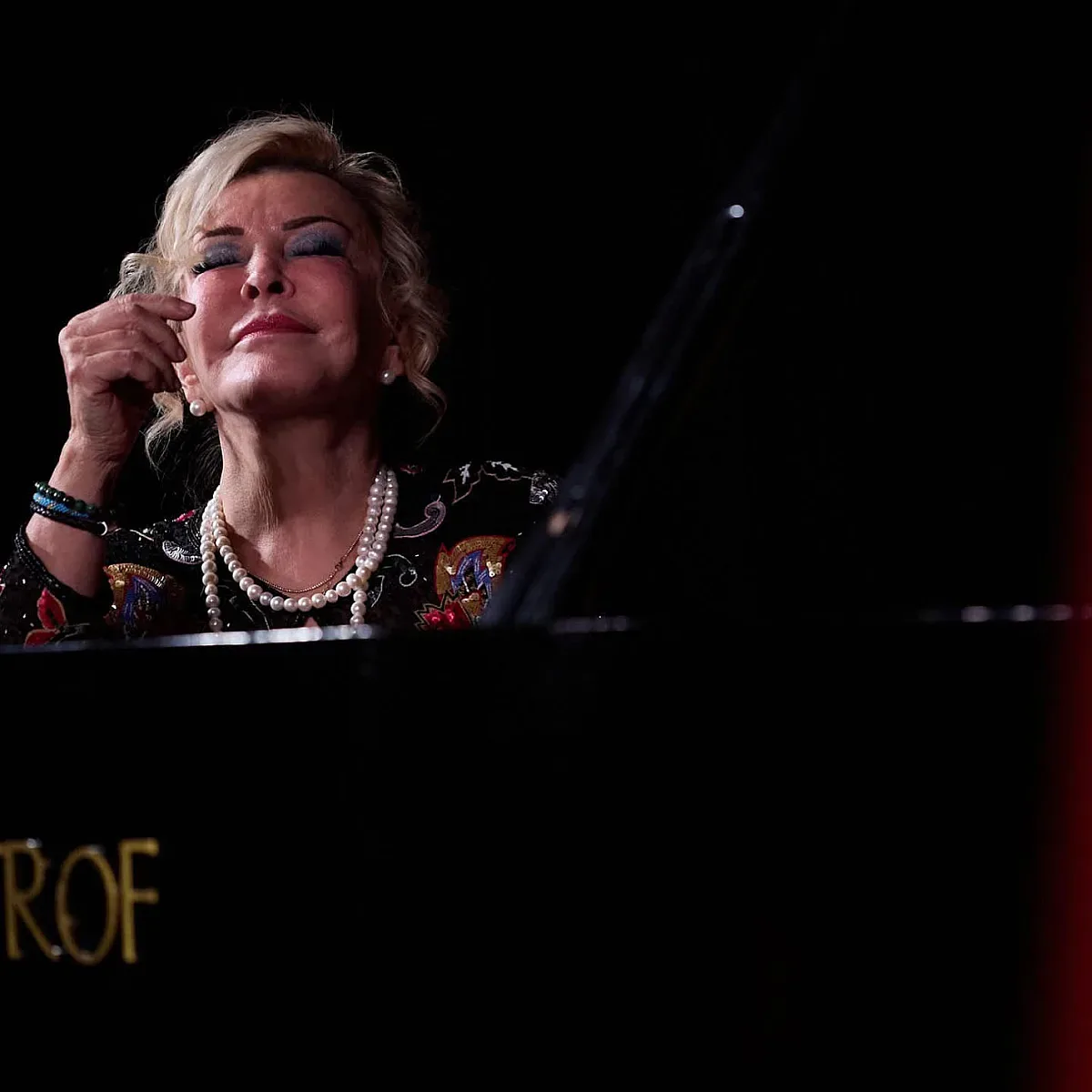 Гюлсин Онай с мега концерт във Военния клуб