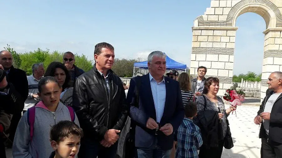 Депутати на масово кръщение