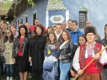 Йотова: Днес живеем в мечтата на героите от Априлското въстание