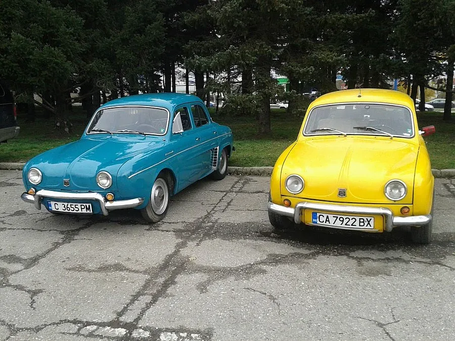 Ретро автомобили и мотоциклети дефилират в Смолян