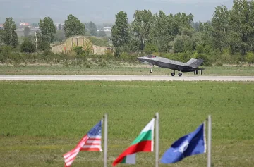 Последно поколение изтребители кацнаха на пистата в Граф Игнатиево