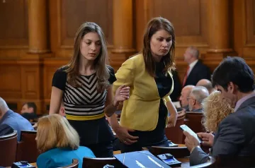 Депутатки на Марешки се самозаключиха в парламента