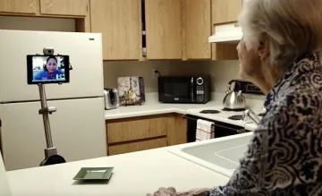 На гости с помощта на Ohmni