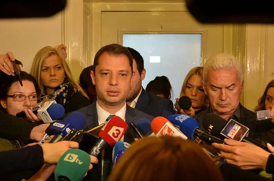 Делян Добрев се отказа от имунитета си