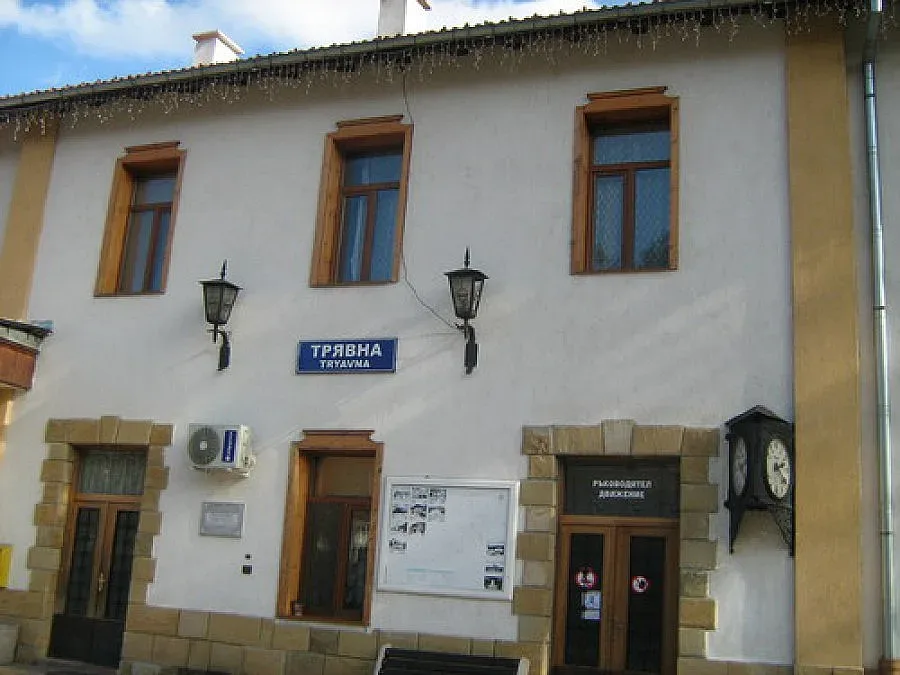 Освежиха десетки жп гари и спирки в страната