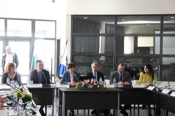 Министър Балтова: Заплатите в туризма не мотивират добрите кадри