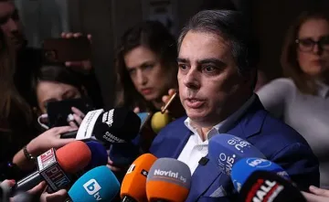 Асен Василев се направи на интересен. Прати дар на Борисов