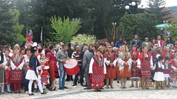 Македонци и гърци с наши носии на празник