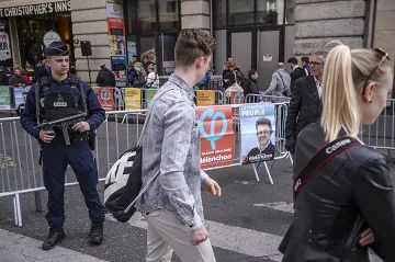 Еманюел Макрон и Марин льо Пен водят във Франция