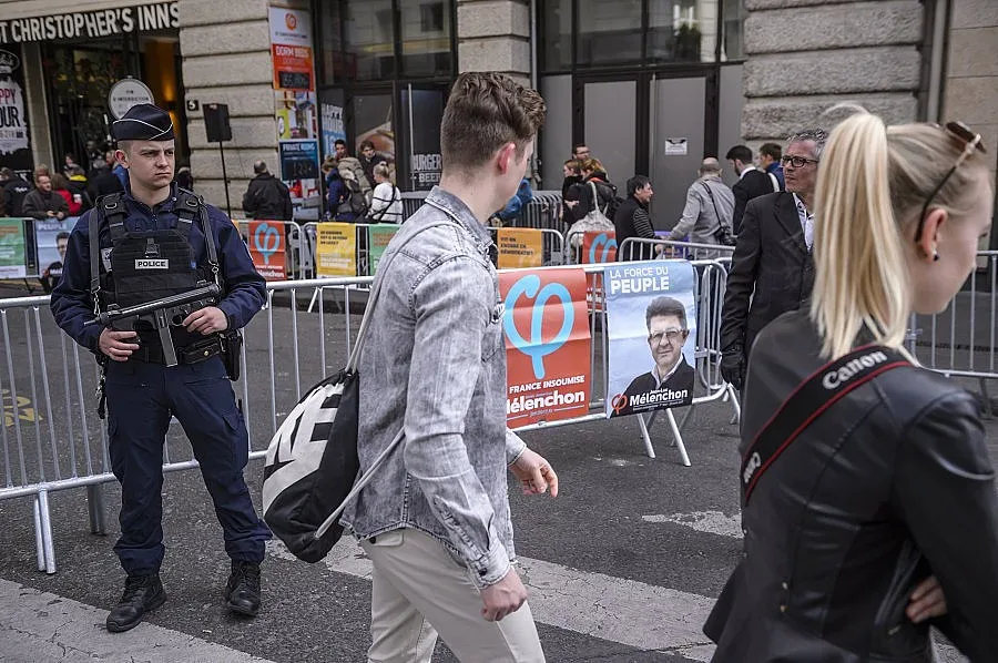 Еманюел Макрон и Марин льо Пен водят във Франция