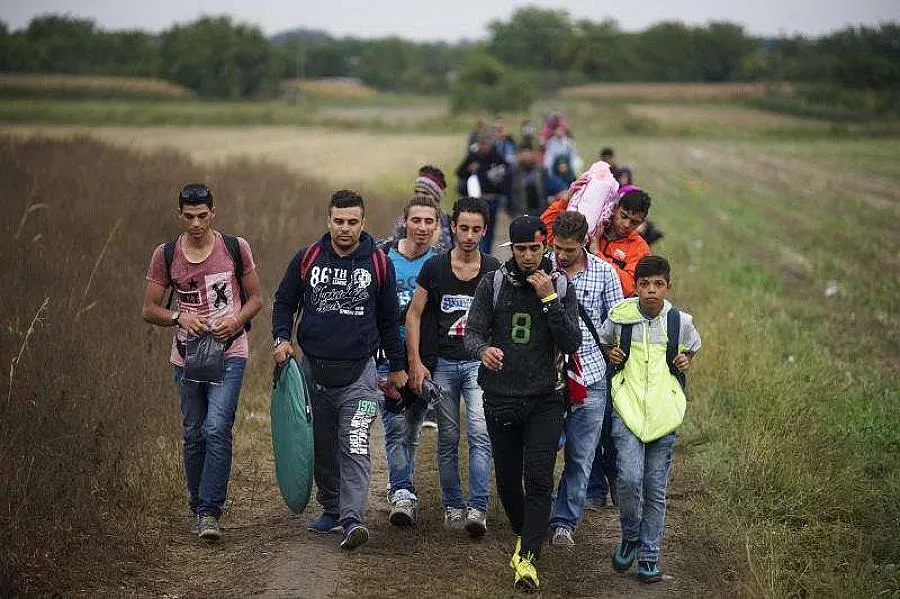 21 нелегални мигранти приклещени край границата