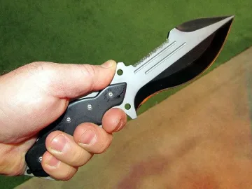 Въоръжен мъж задържан в Париж