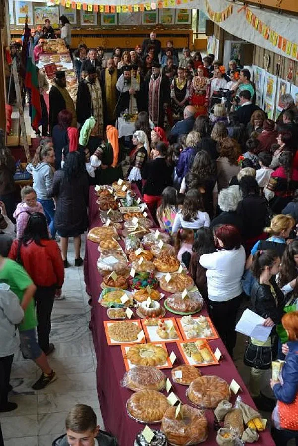 Деца месят хляб в Благоевград