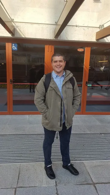 Млад цигулар пали децата по музиката