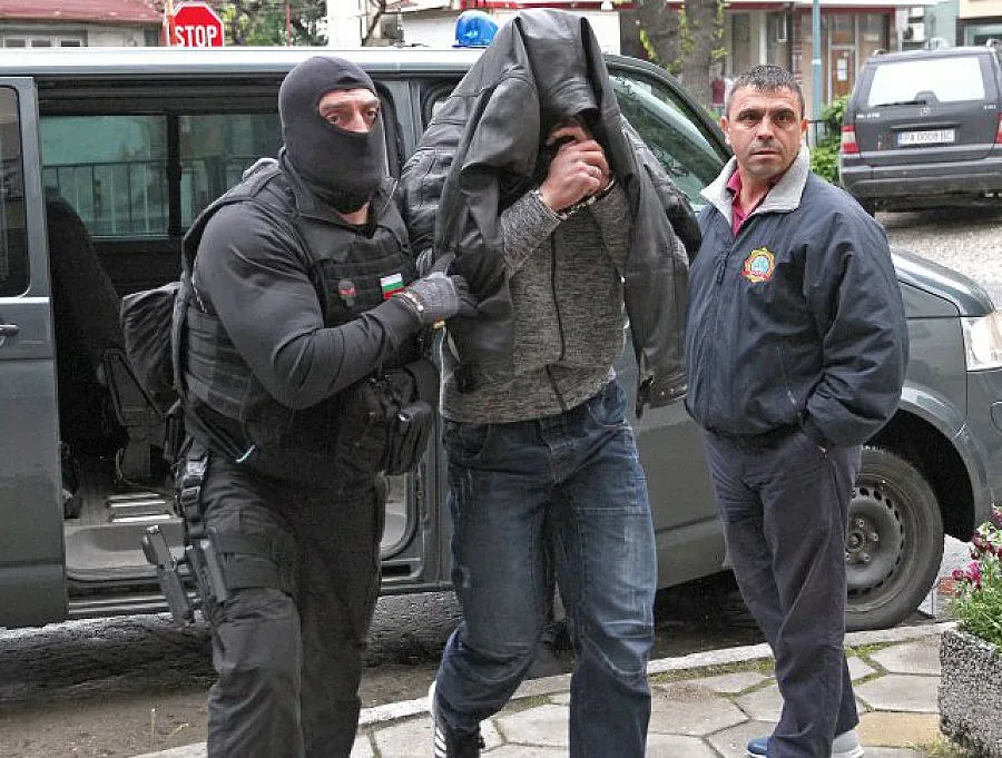 Биячите на журналисти остават в ареста