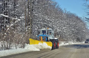 Цяла нощ чистиха снега от пътя през „Петрохан"