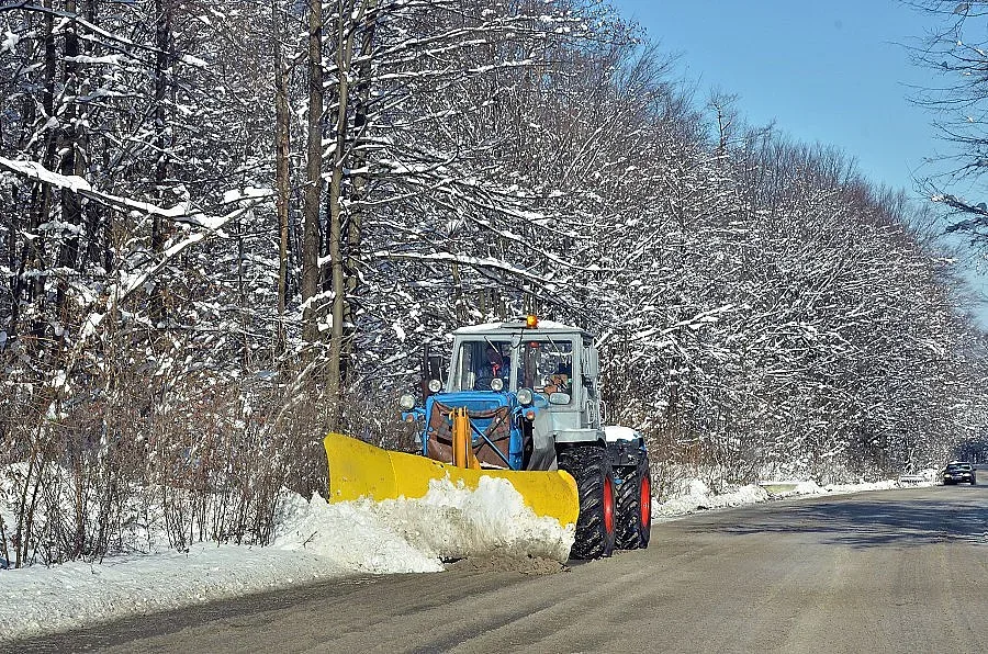 Цяла нощ чистиха снега от пътя през „Петрохан"
