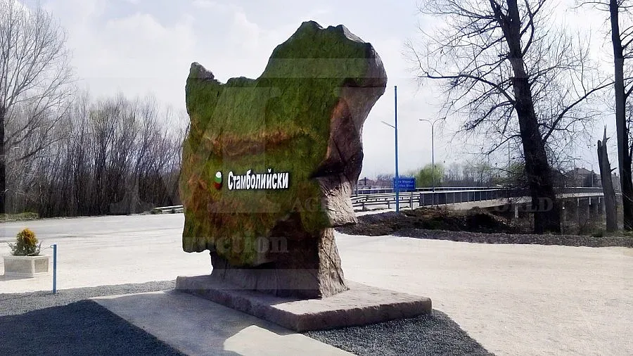 Паметник на Апостола и в Стамболийски