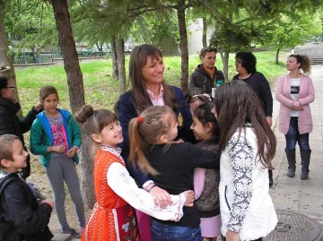 Деца посрещнаха с хляб и сол лекарка-спасителка