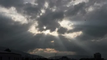 Облачна и дъждовна сряда