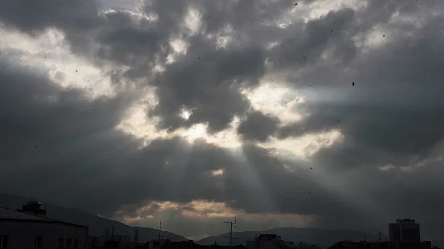 Облачна и дъждовна сряда