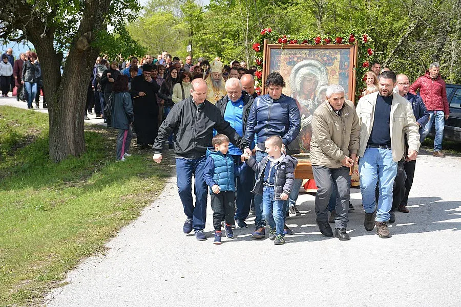  Чудотворна икона поведе шествие