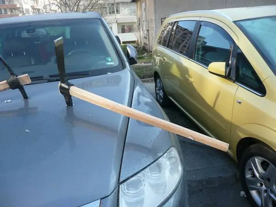 Забиха кирка в колата на шефа на музей в Петрич