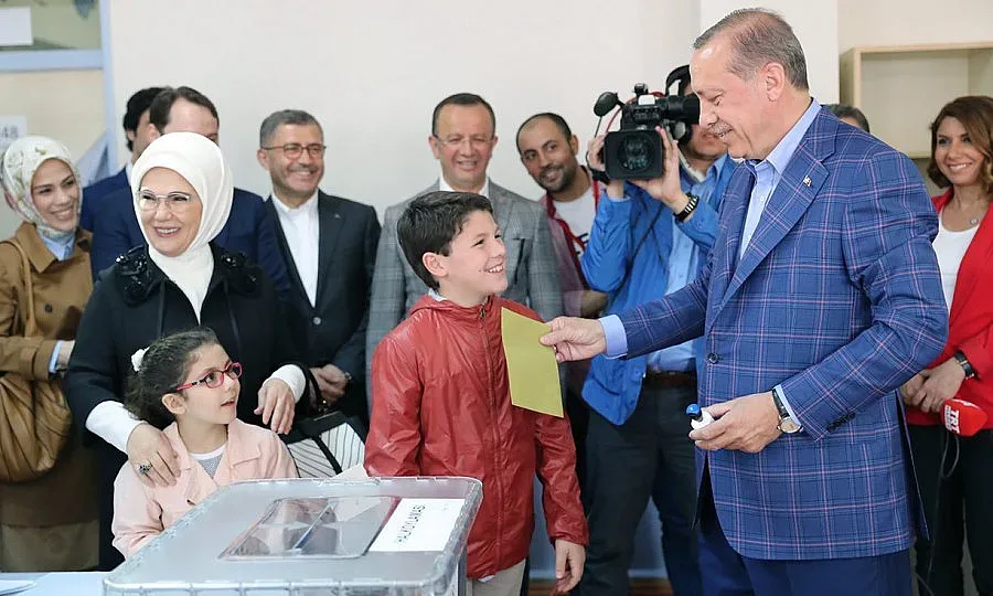 Драматична и спорна победа на Ердоган