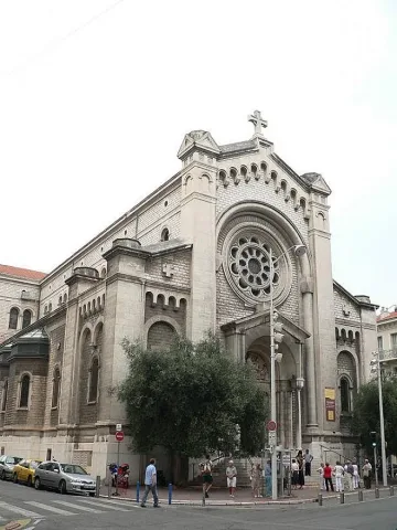 Агресивен мъж нахлу със заплахи в църква в Ница