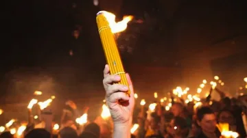 Йерусалим ликува: Благодатният огън слезе за земята