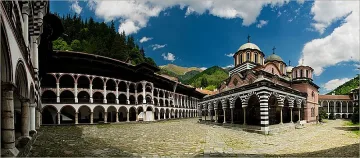 Манастирите препълнени