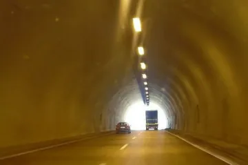 Кабели и мазилка паднаха върху автобус в тунел "Витиня"