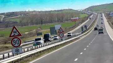 Лампа падна върху автобус в тунела ”Витиня”