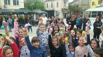 Десетки деца „ловиха" яйца в Благоевград