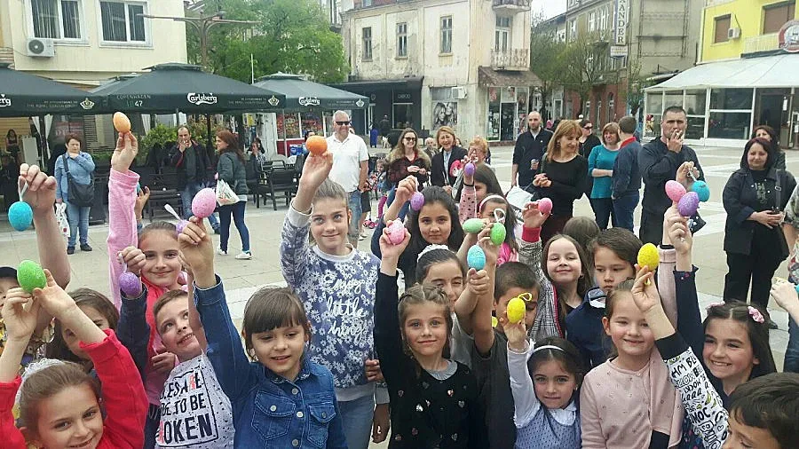 Десетки деца „ловиха" яйца в Благоевград