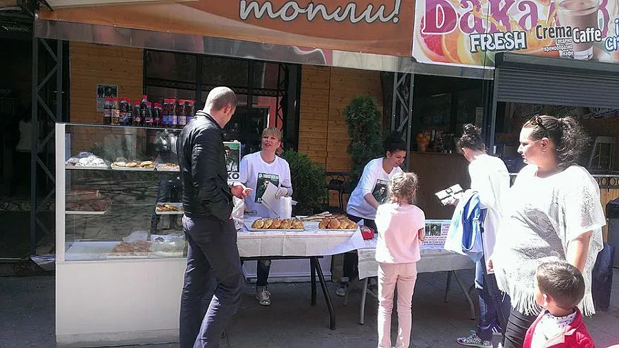 Базар събра 4000 лв. за часове в подкрепа на болен младеж