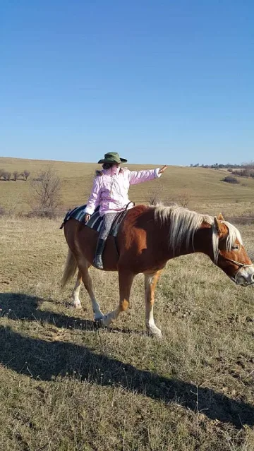Вики - слънчевото дете с парализирана ръчичка