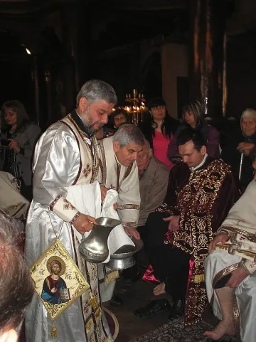 Митрополит Киприян възроди ритуала за измиване на краката в Старозагорската епархия