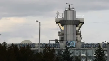 Задръствания към летището до октомври