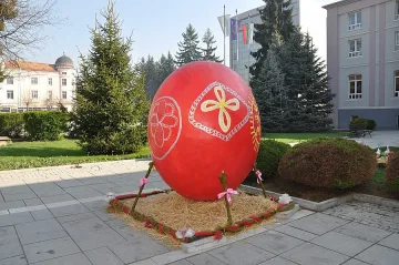 Двуметрово яйце и кукери в община Разлог за Великден