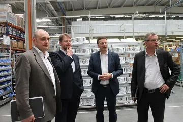 Индустрията се оплаква от липса на кадри, обещават над 833 лв.