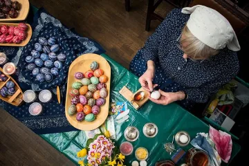 Боядисват 5000 яйца в Бачковския манастир