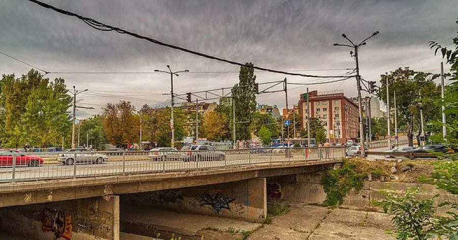 Ограда се срути върху автомобили