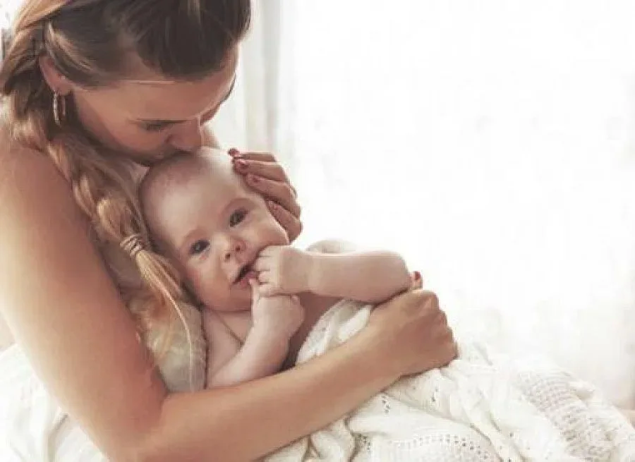 Дават отпуск по майчинство и на приемните майки