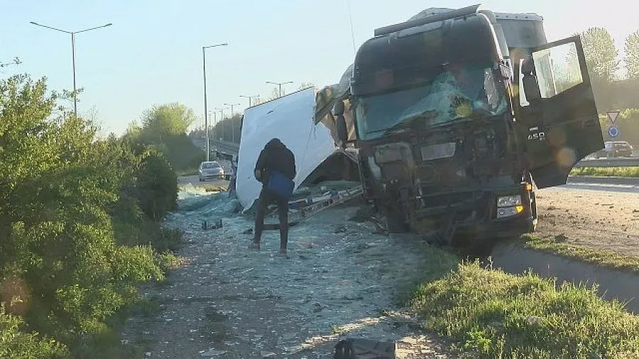 ТИР се блъсна в уличен стълб в Русе